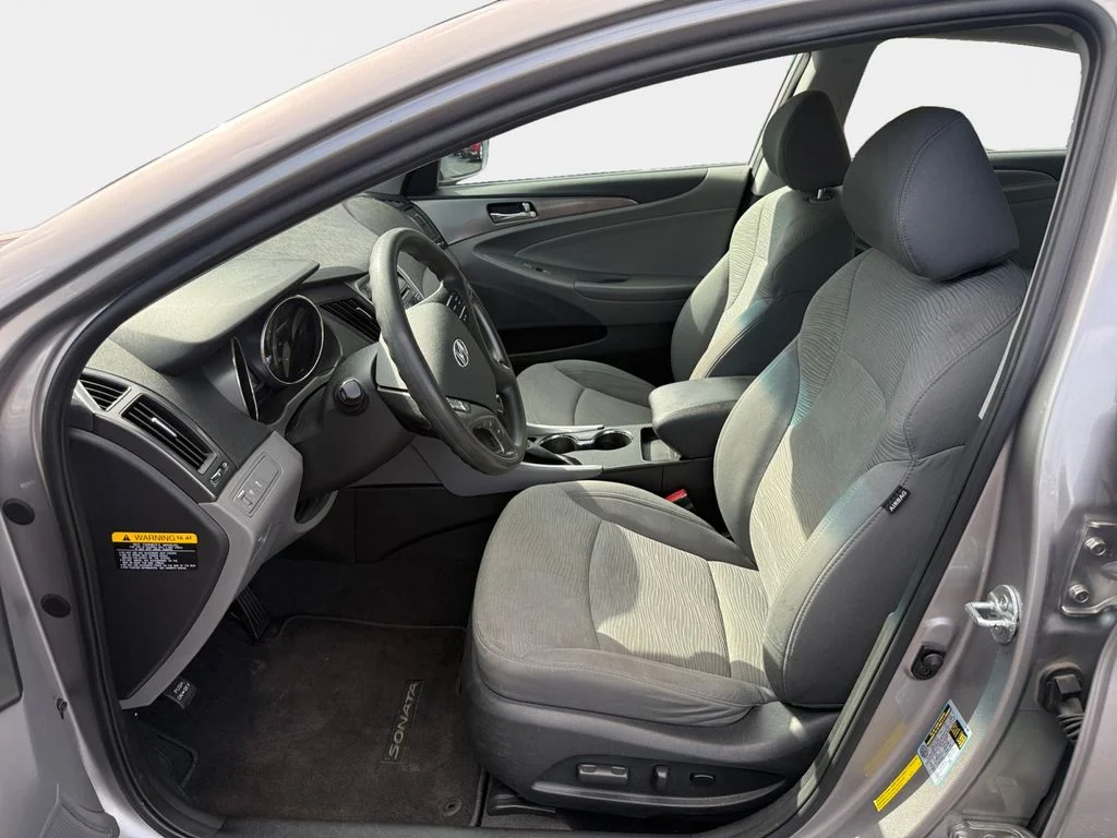 Used 2012 Hyper Silver Metallic Hyundai Base image 12