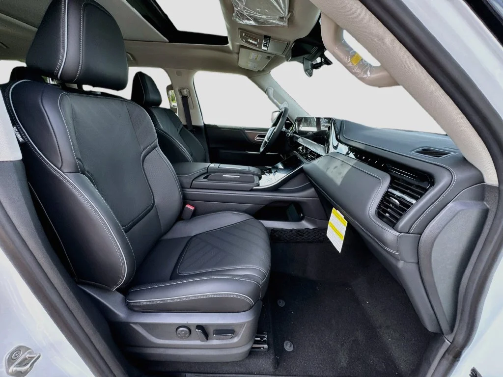 New 2027 RADIANT WHITE INFINITI Luxe 4WD image 31