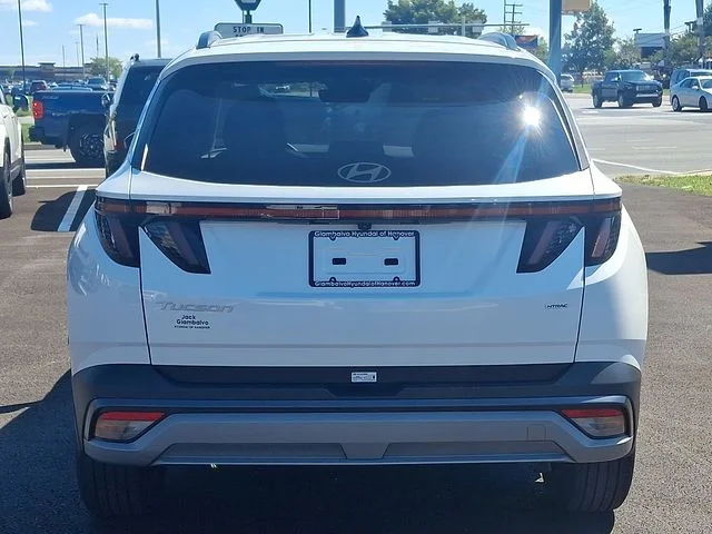 Used 2025 White Hyundai SEL Convenience image 3