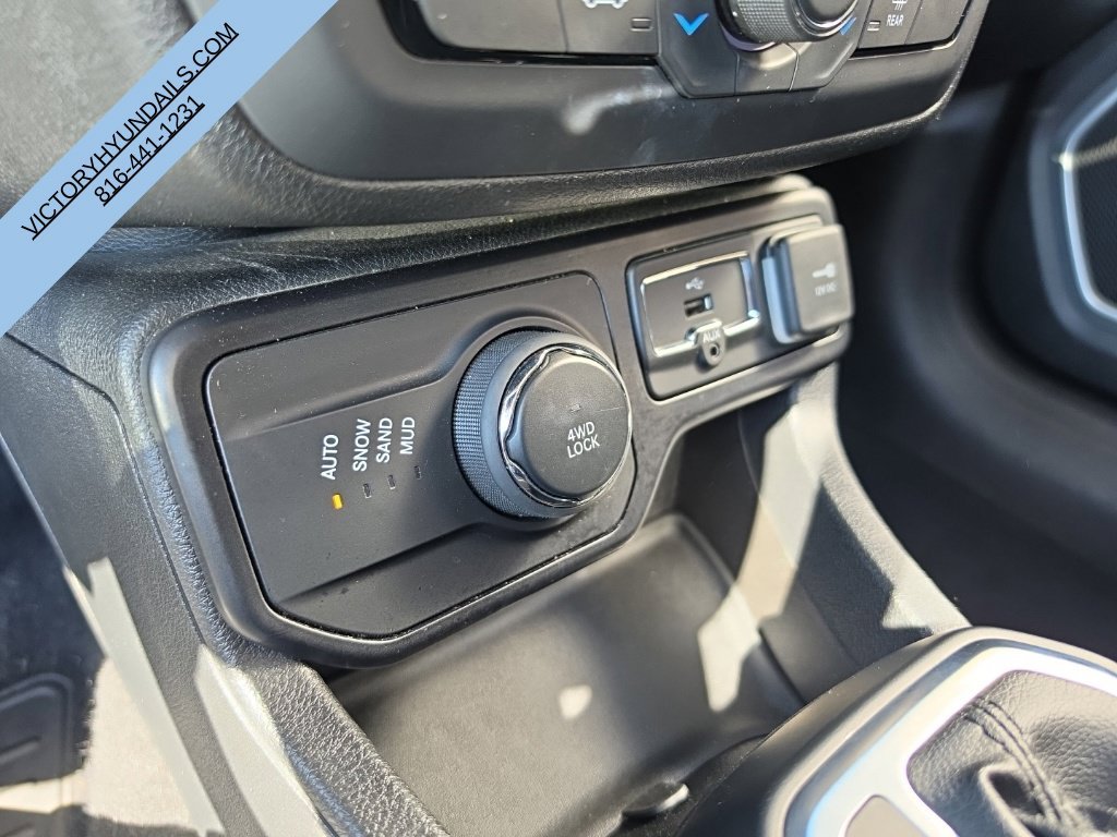 Used 2018 White Jeep Latitude image 15