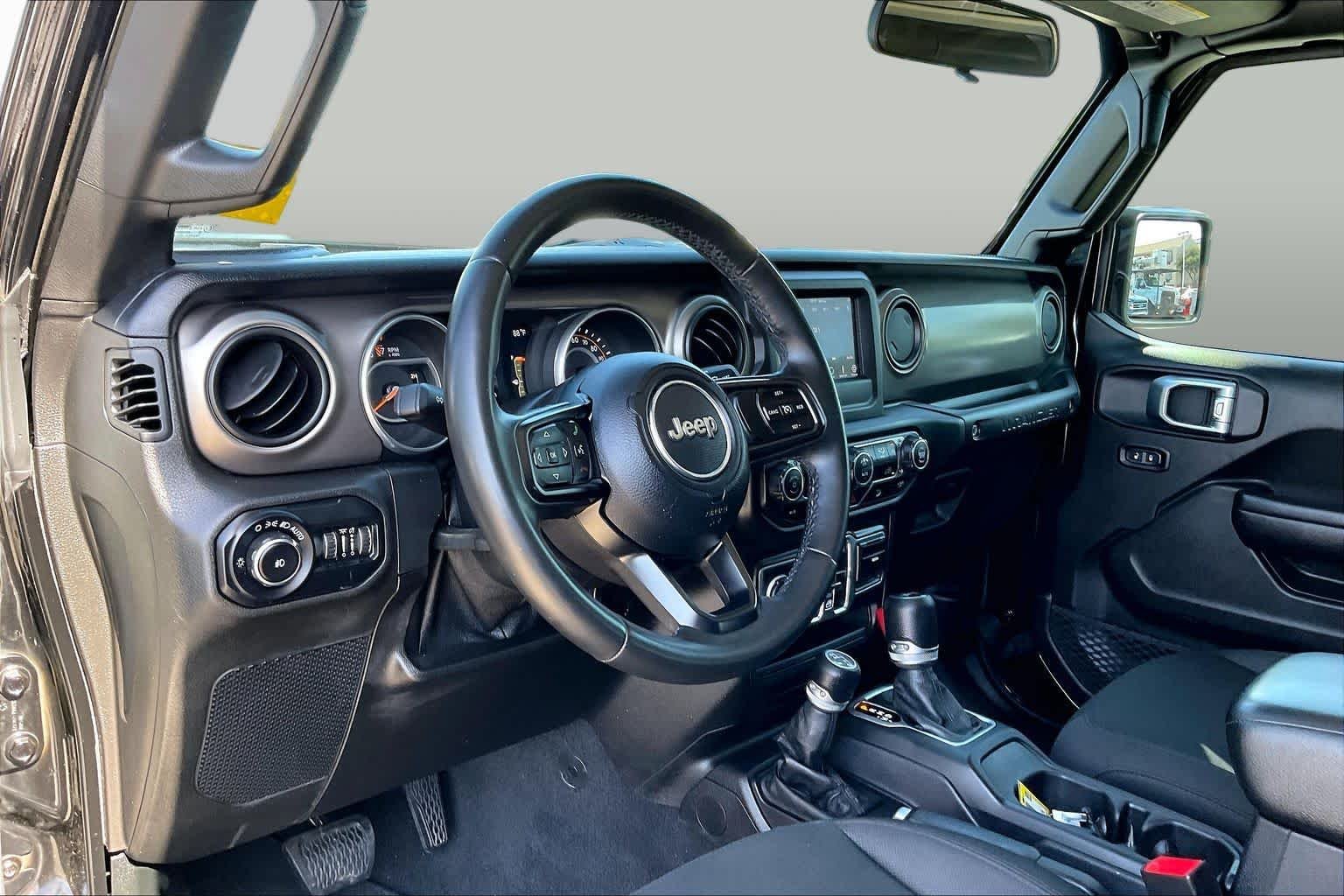 Used 2018 Black Clearcoat Jeep Sport S image 15