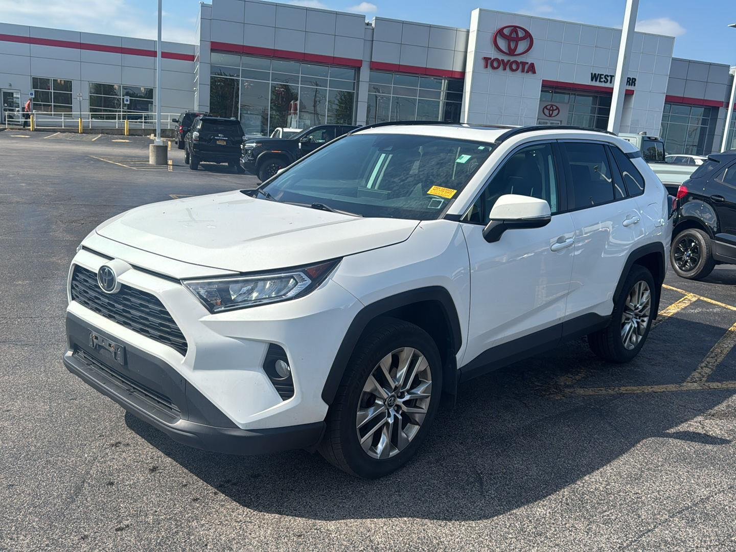 Used 2020 Super White Toyota XLE Premium image 3