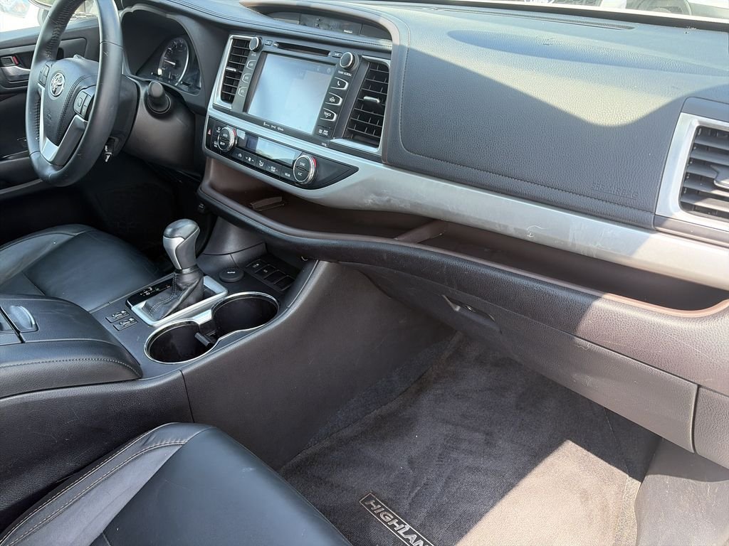 Used 2016 White Toyota XLE V6 image 33