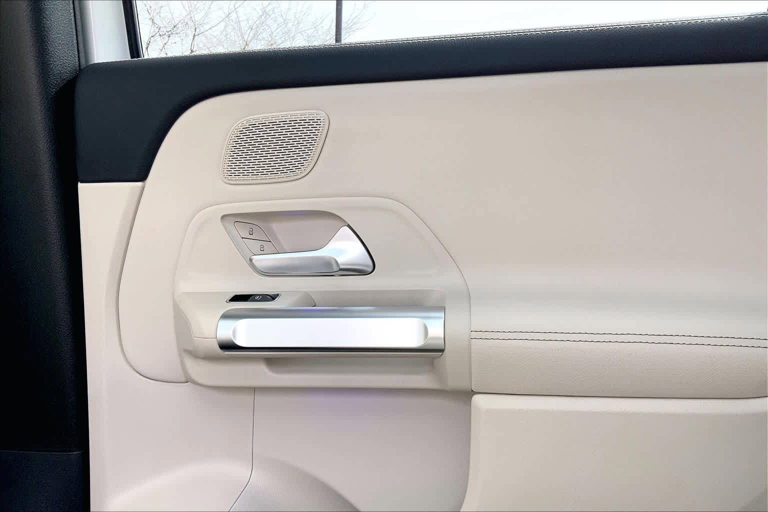 New 2026 Polar White Mercedes-Benz GLB 250 image 23