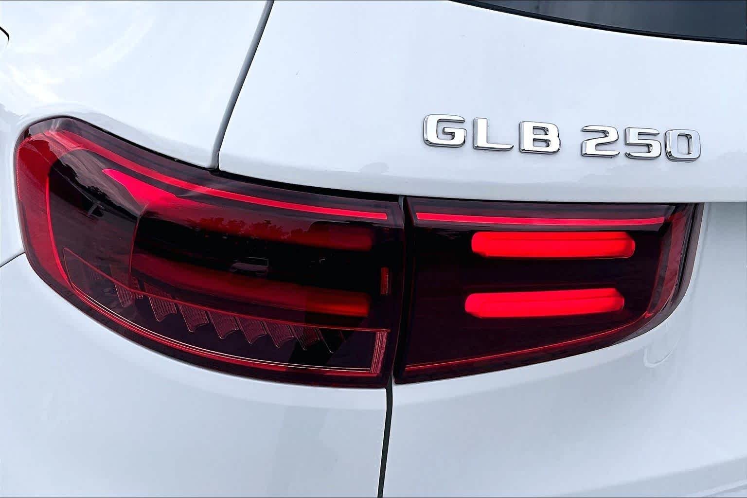 Certified Used 2025 Polar White Mercedes-Benz GLB 250 image 29