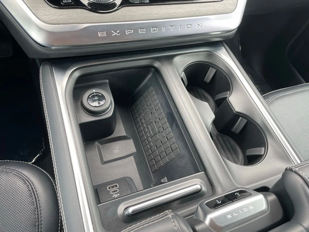Used 2025 Silver Metallic Ford Platinum image 14