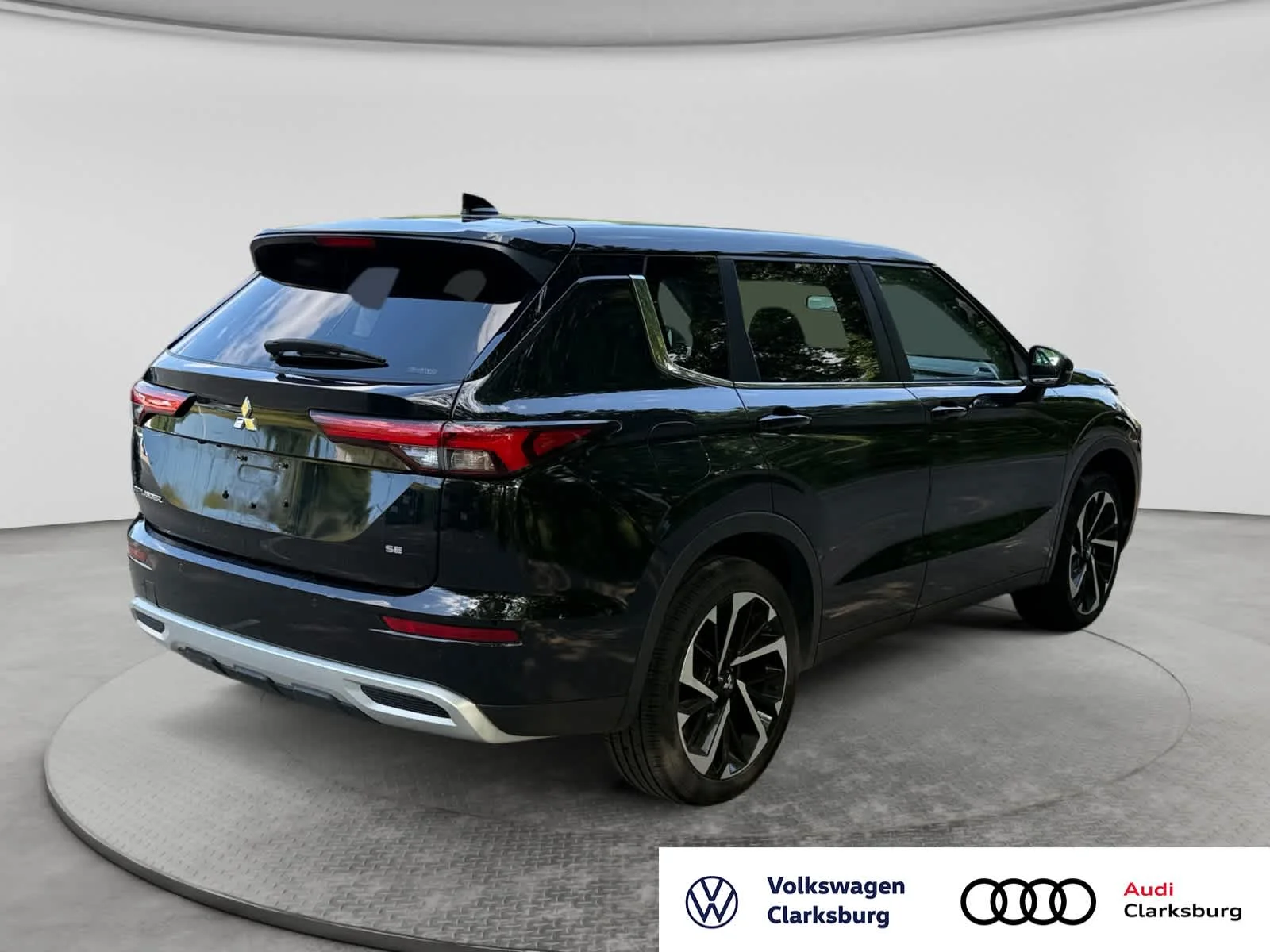 Used 2023 Labrador Black Pearl Mitsubishi SE image 5