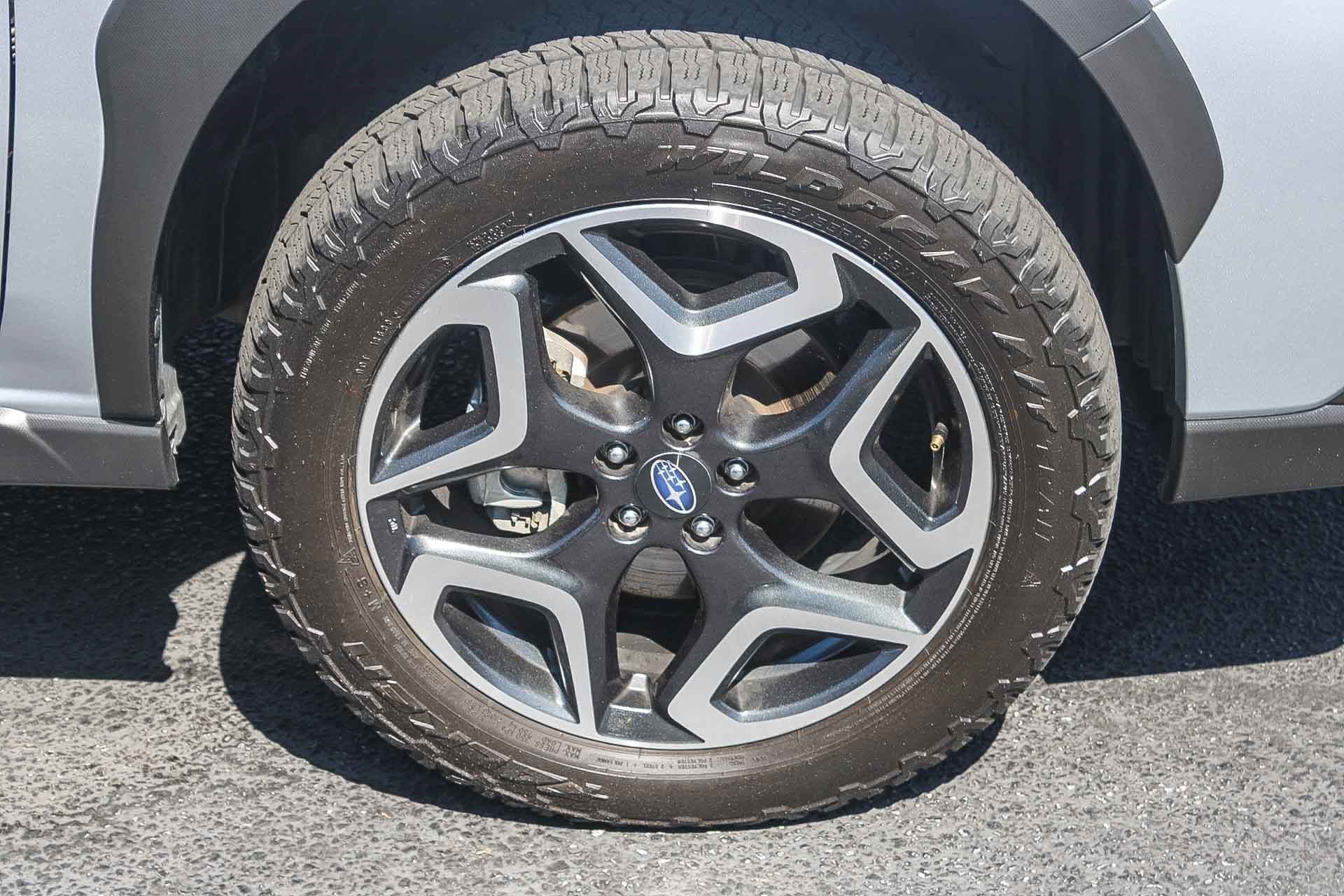 Used 2022 Ice Silver Metallic Subaru Limited image 11