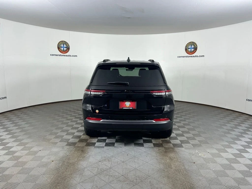 New 2026 Diamond Black Crystal Pearl-Coat Exterior Paint Jeep Altitude image 20