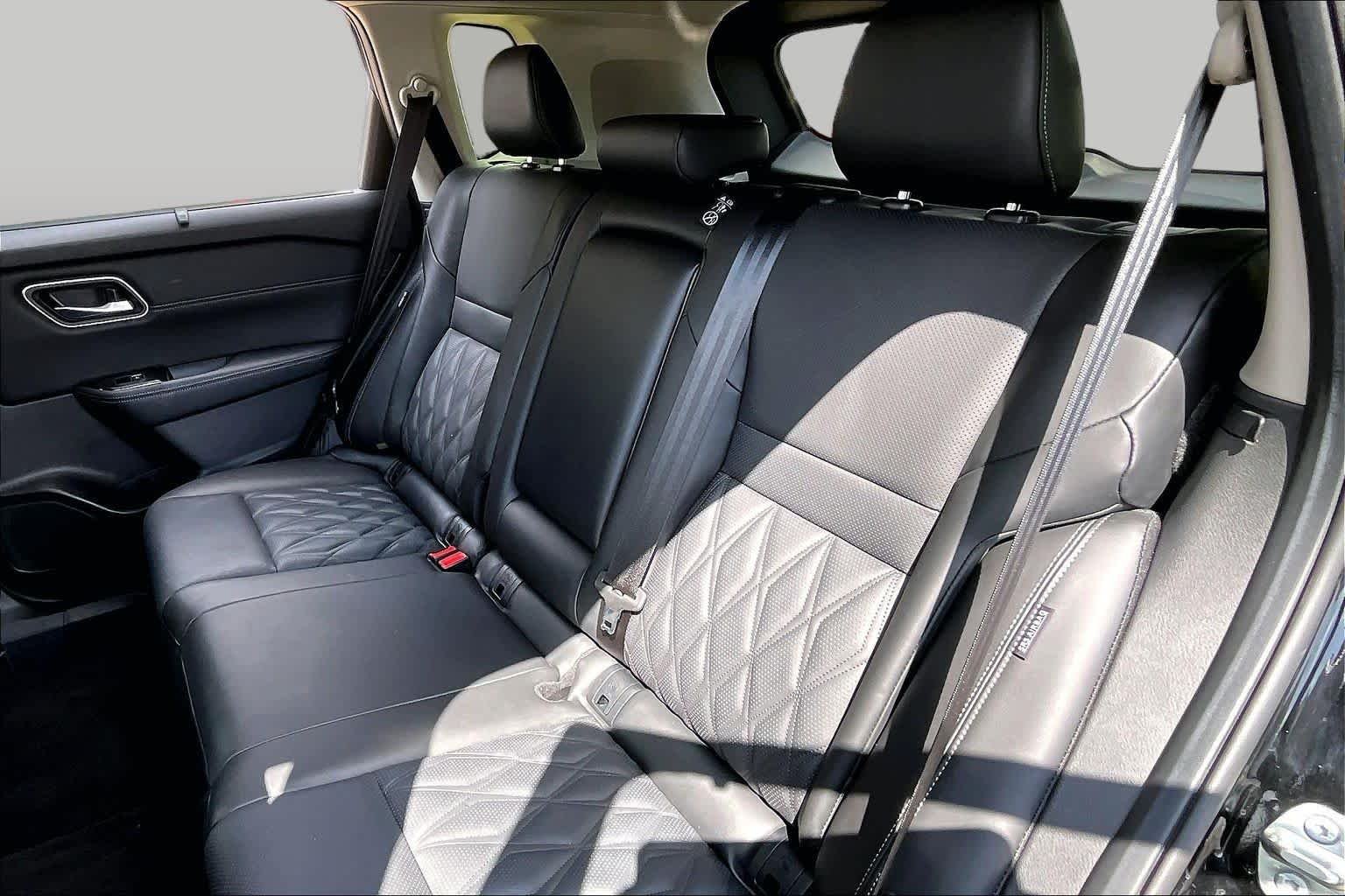 Used 2025 Super Black Nissan Platinum image 20