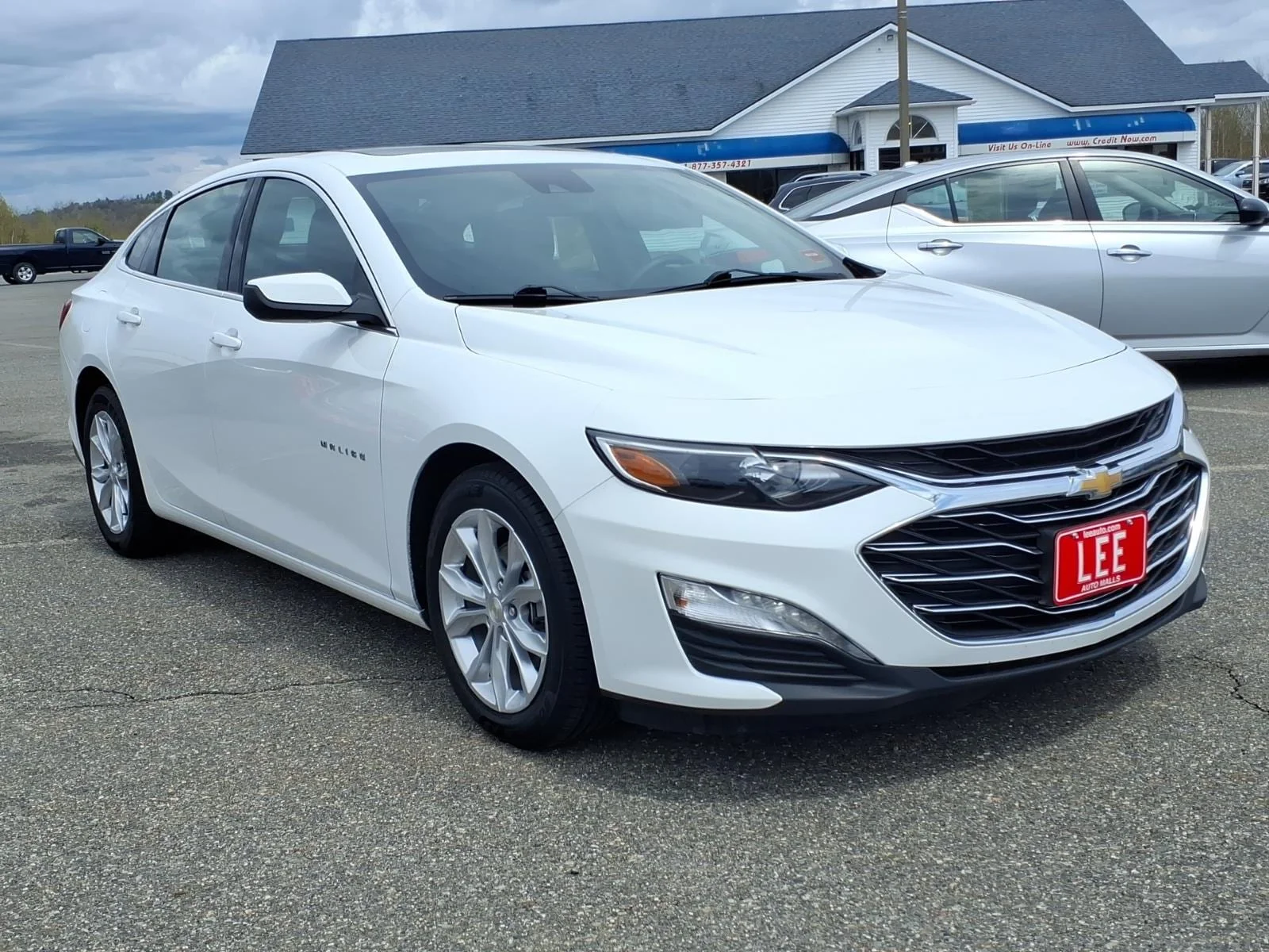Used 2024 Summit White Chevrolet LT image 3