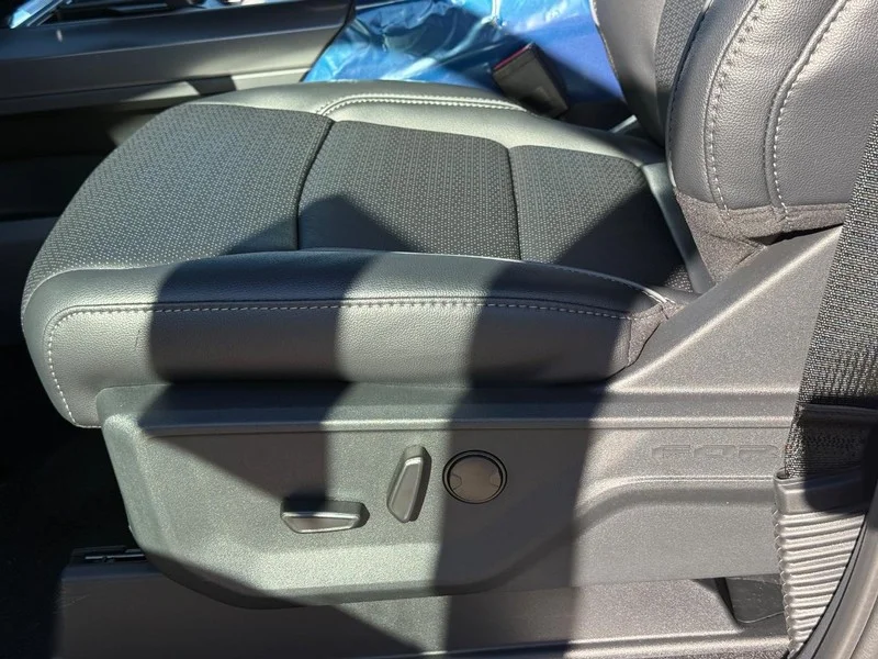 New 2026 Oxford White Ford LARIAT 4WD SuperCrew 5.5