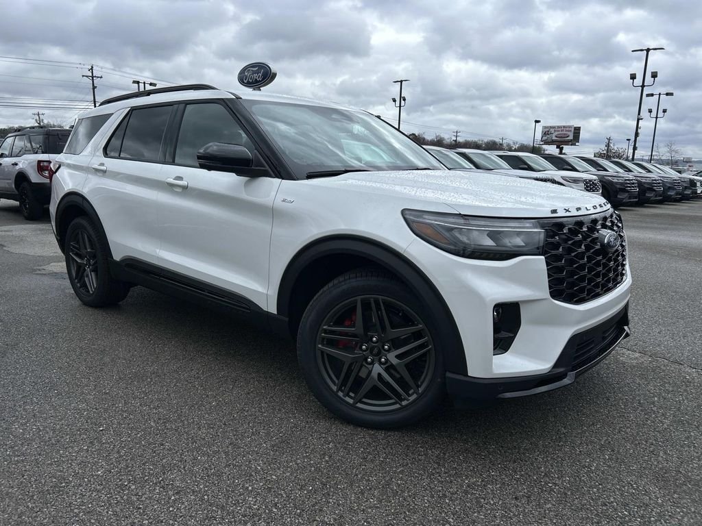New 2026 Star White Metallic Tri-Coat Ford ST-Line image 2