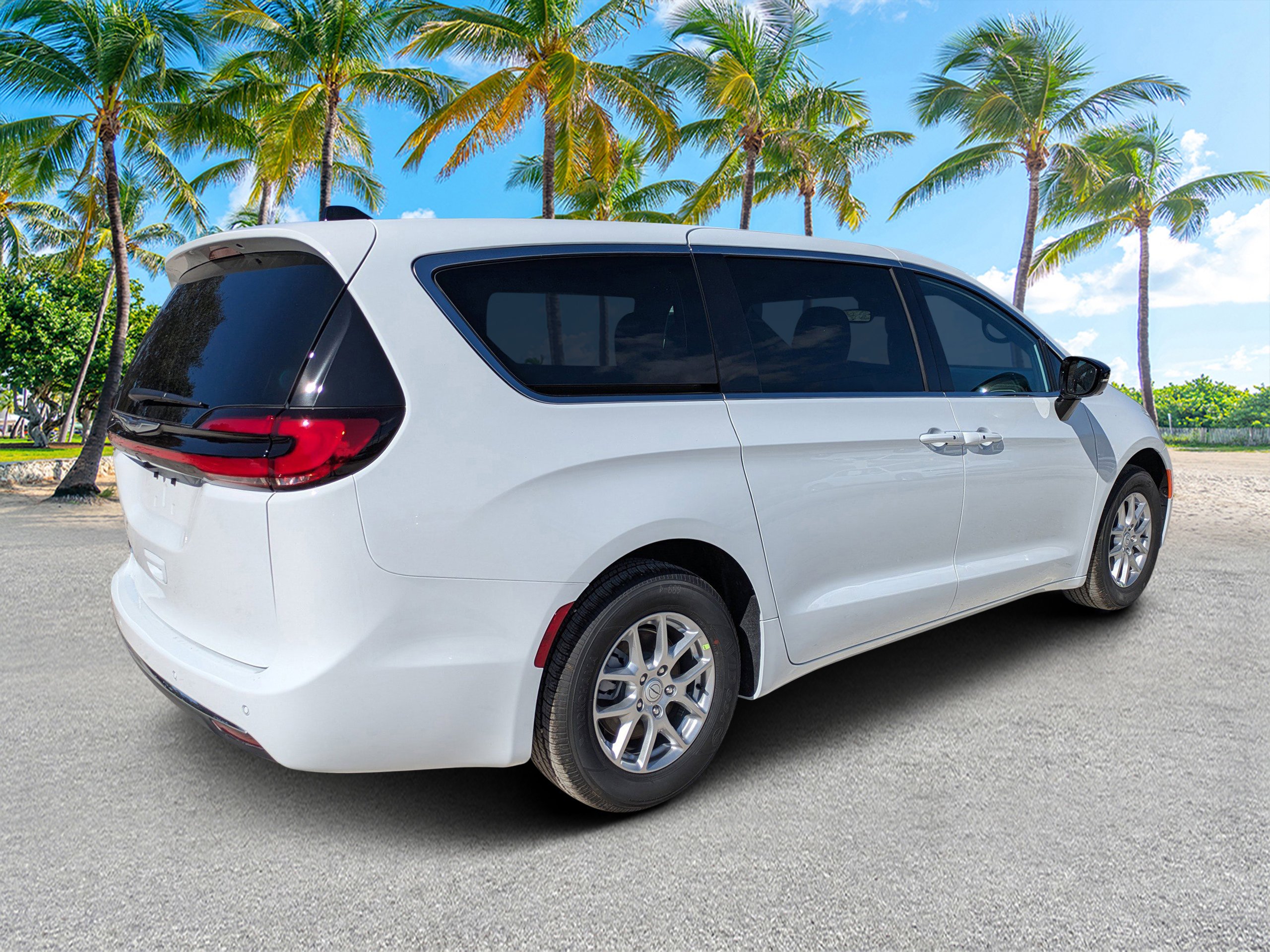 New 2026 Bright White Clear-Coat Exterior Paint Chrysler Select image 3