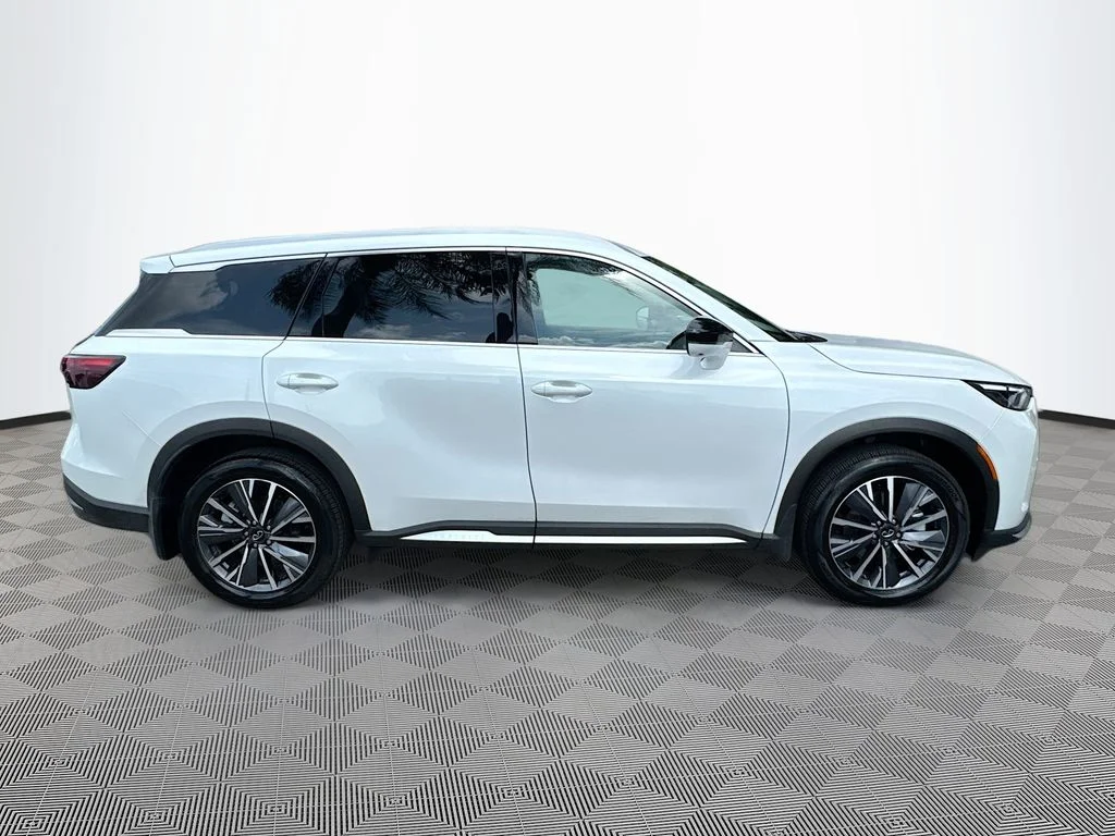 Certified Used 2026 White INFINITI LUXE image 5