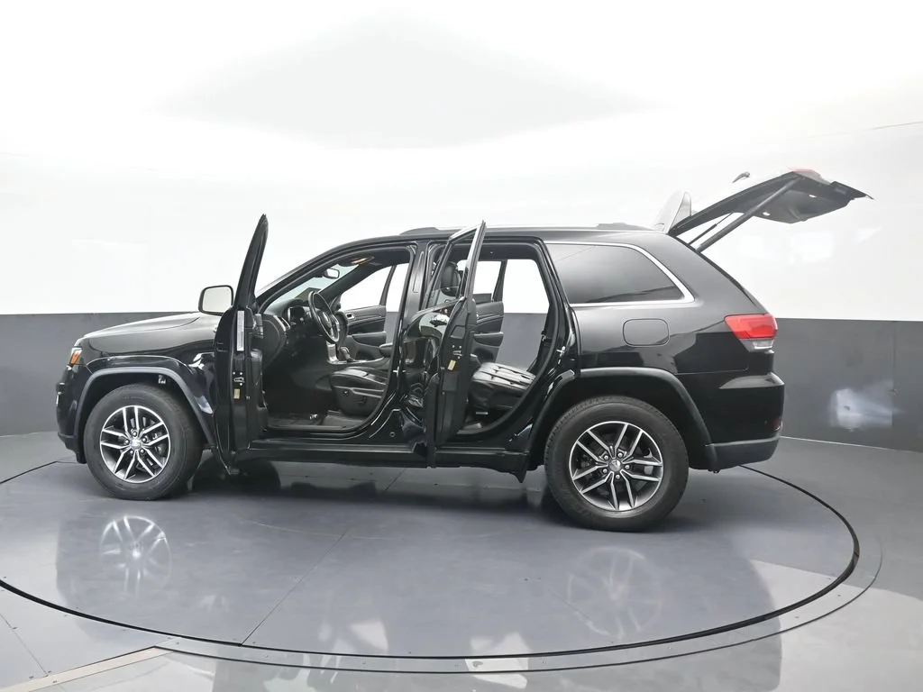Used 2017 Diamond Black Crystal Pearlcoat Jeep Limited image 73
