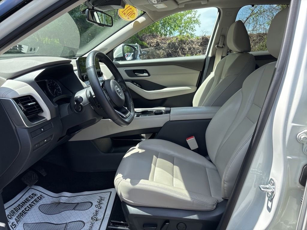Used 2021 White Nissan SL image 13