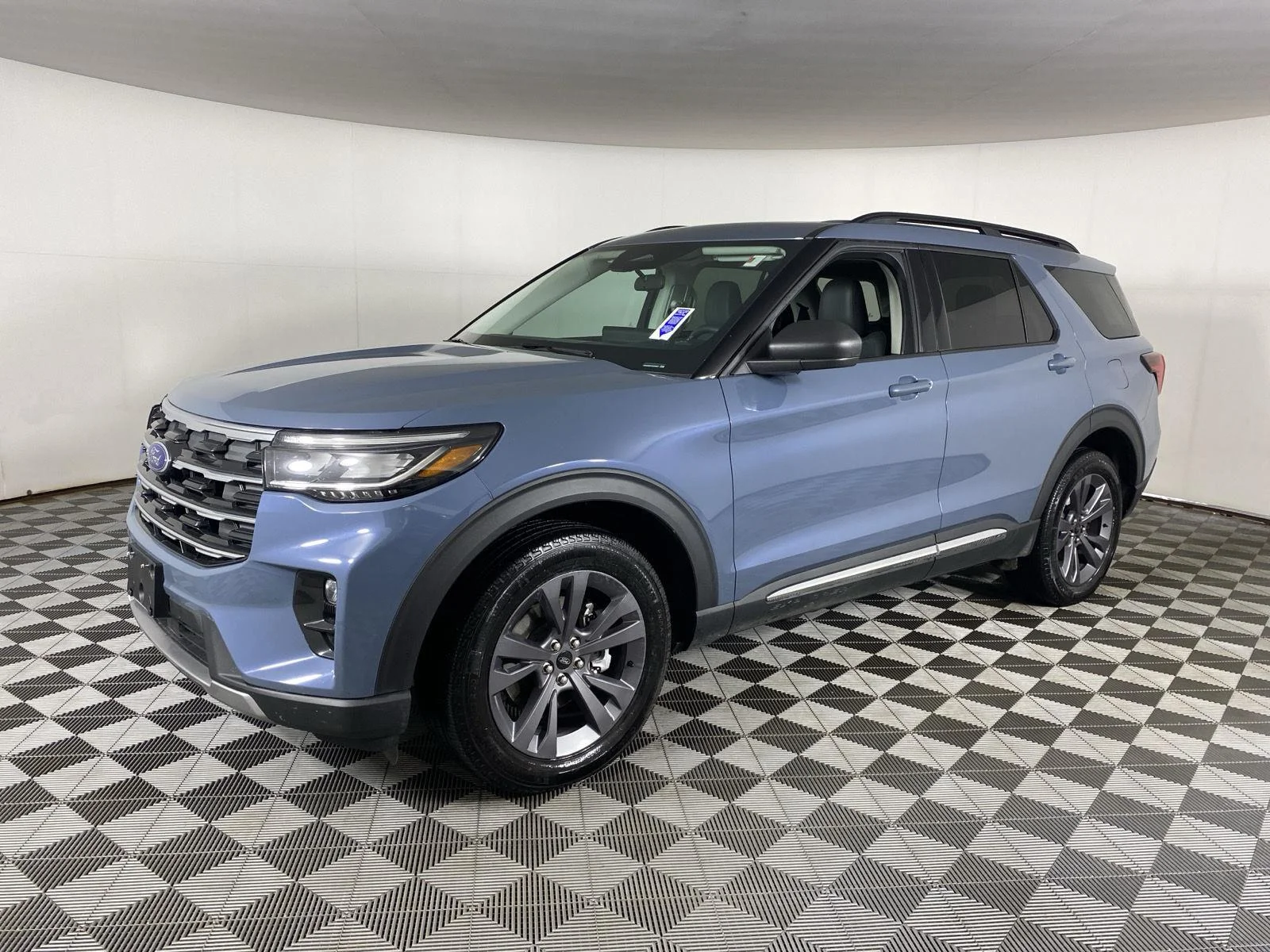 Used 2025 Vapor Blue Ford Active image 3