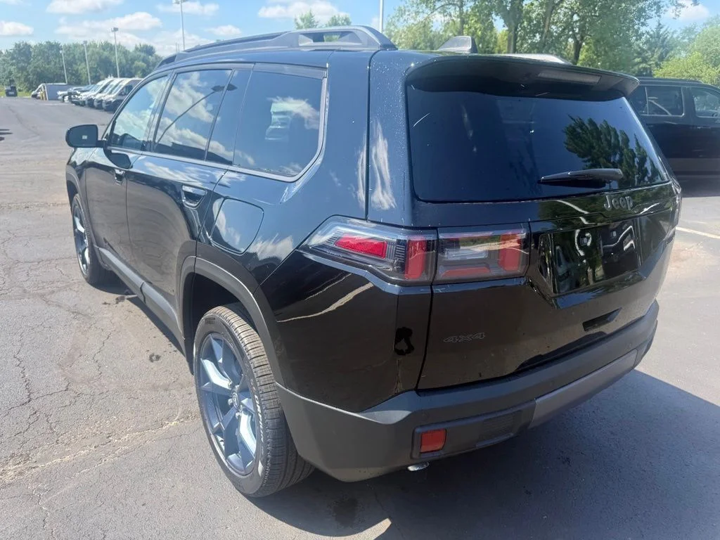 New 2026 Diamond Black Crystal Pearl-Coat Exterior Paint Jeep  image 6
