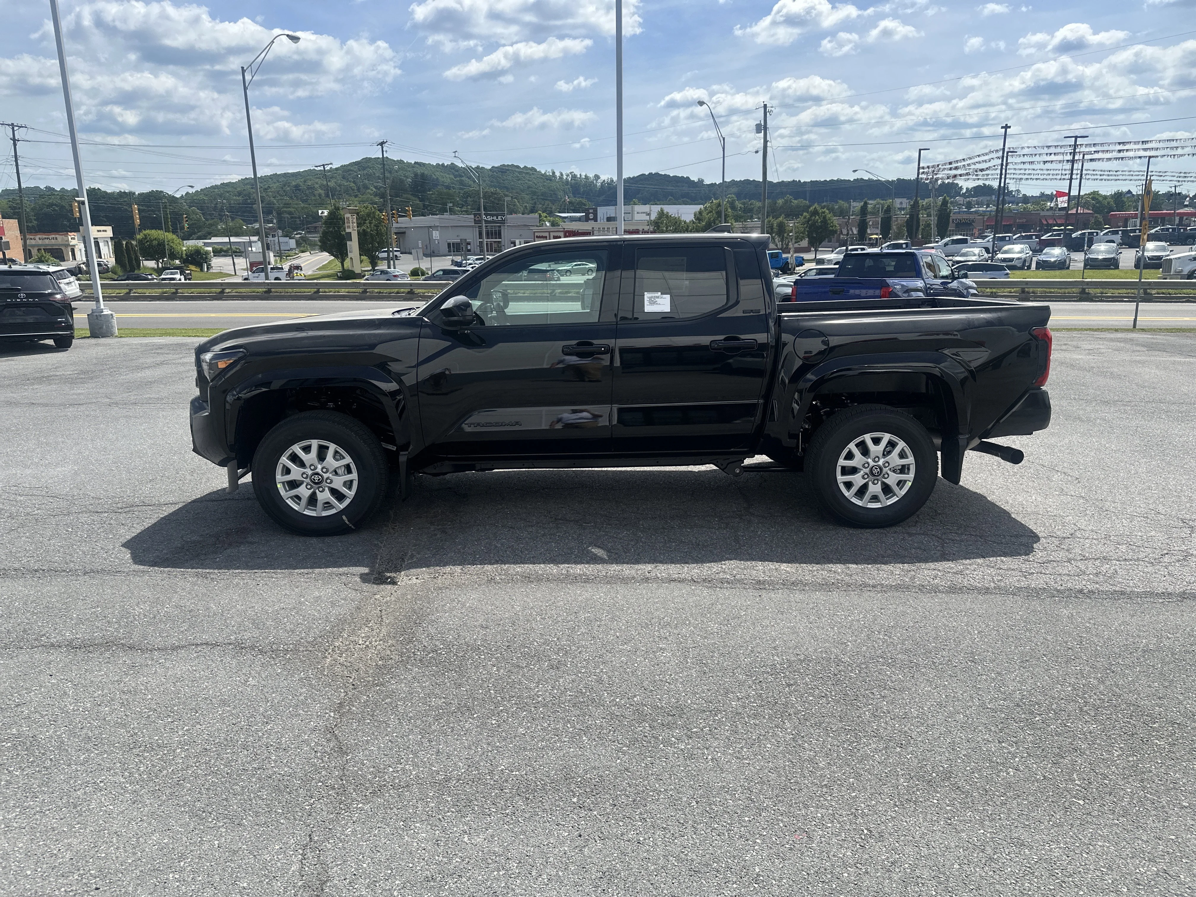 2026 Toyota Tacoma SR5 - Photo 6