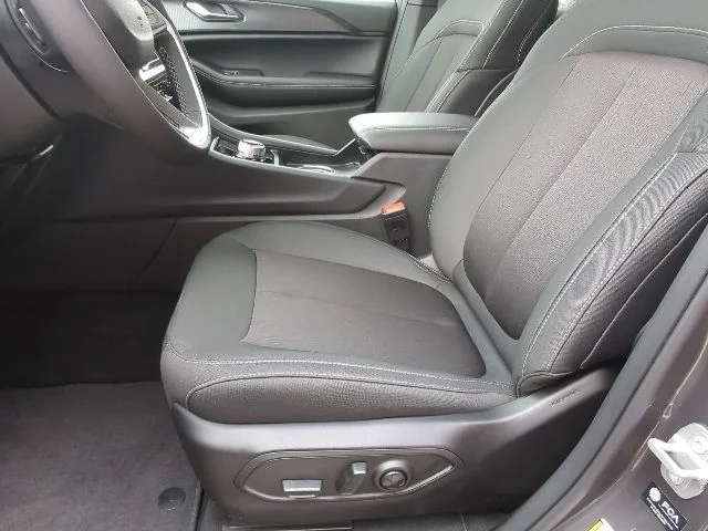 New 2026 Baltic Gray Metallic Clear-Coat Exterior Paint Jeep Laredo X image 10