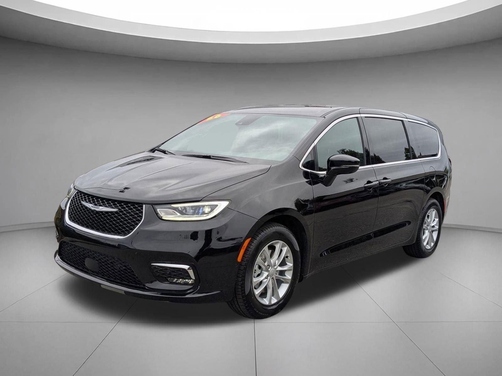 2026 Chrysler Pacifica Select's photo