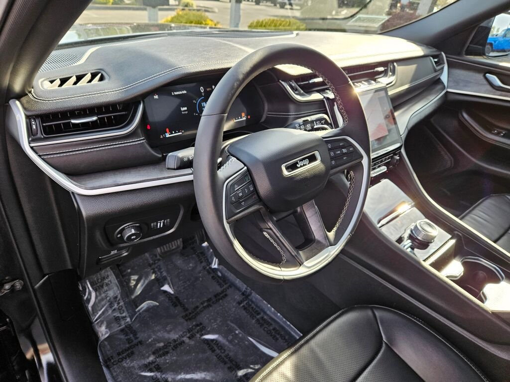 Used 2024 Diamond Black Crystal Pearl Coat Jeep Limited image 20
