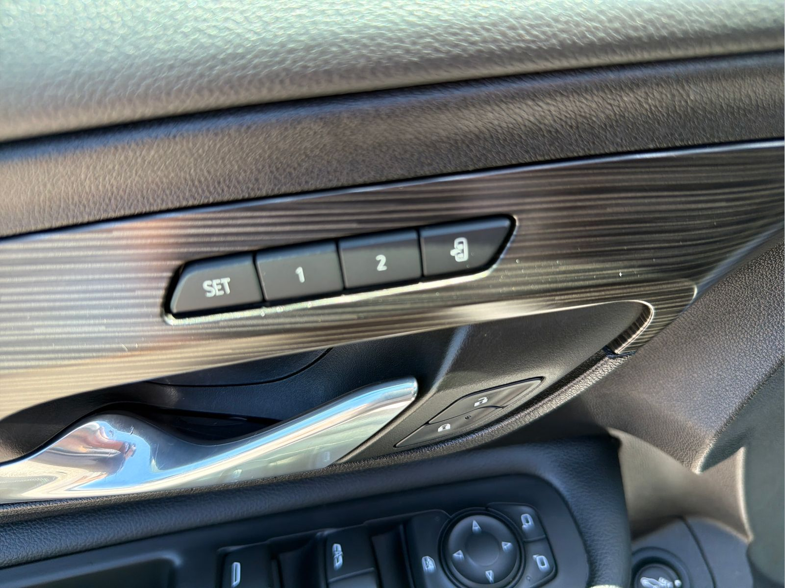 Used 2024 White GMC SLT image 18