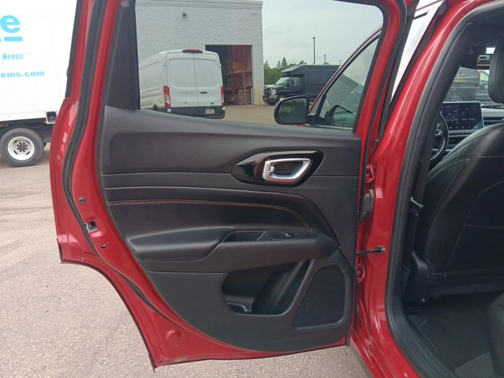 Used 2022 Redline Pearlcoat Jeep Limited image 38