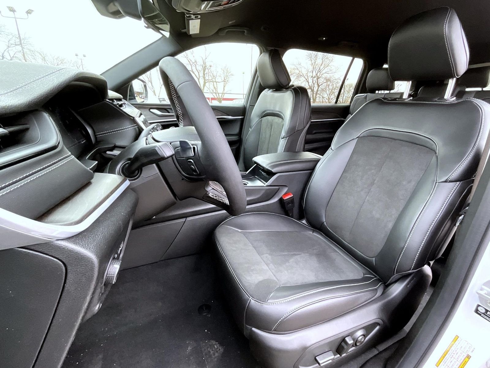 New 2026 Bright White Clear-Coat Exterior Paint Jeep Altitude image 10
