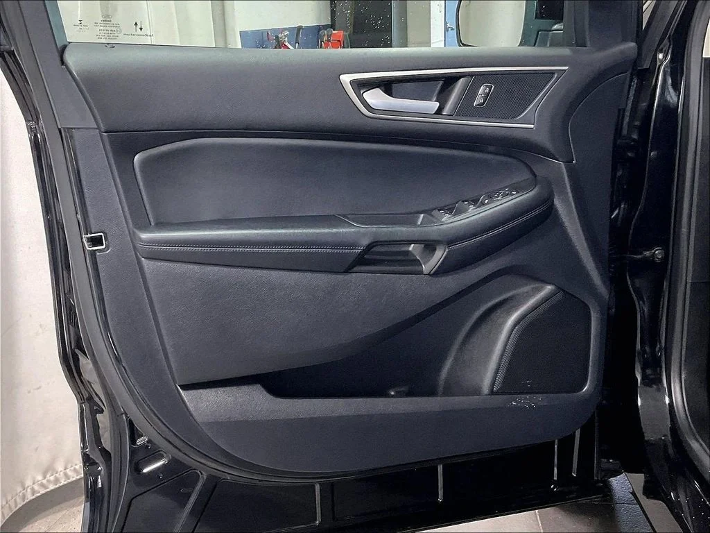 Used 2022 Black Ford SEL image 9