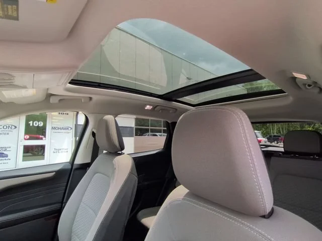 Used 2021 Red Ford SE image 19