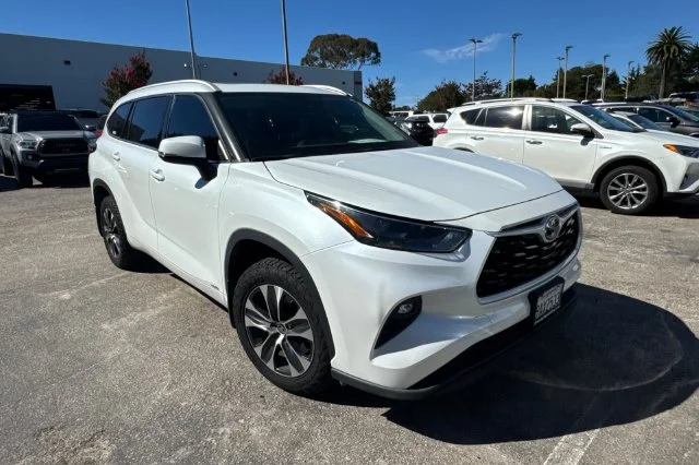 Certified Used 2022 Beige Toyota XLE image 2