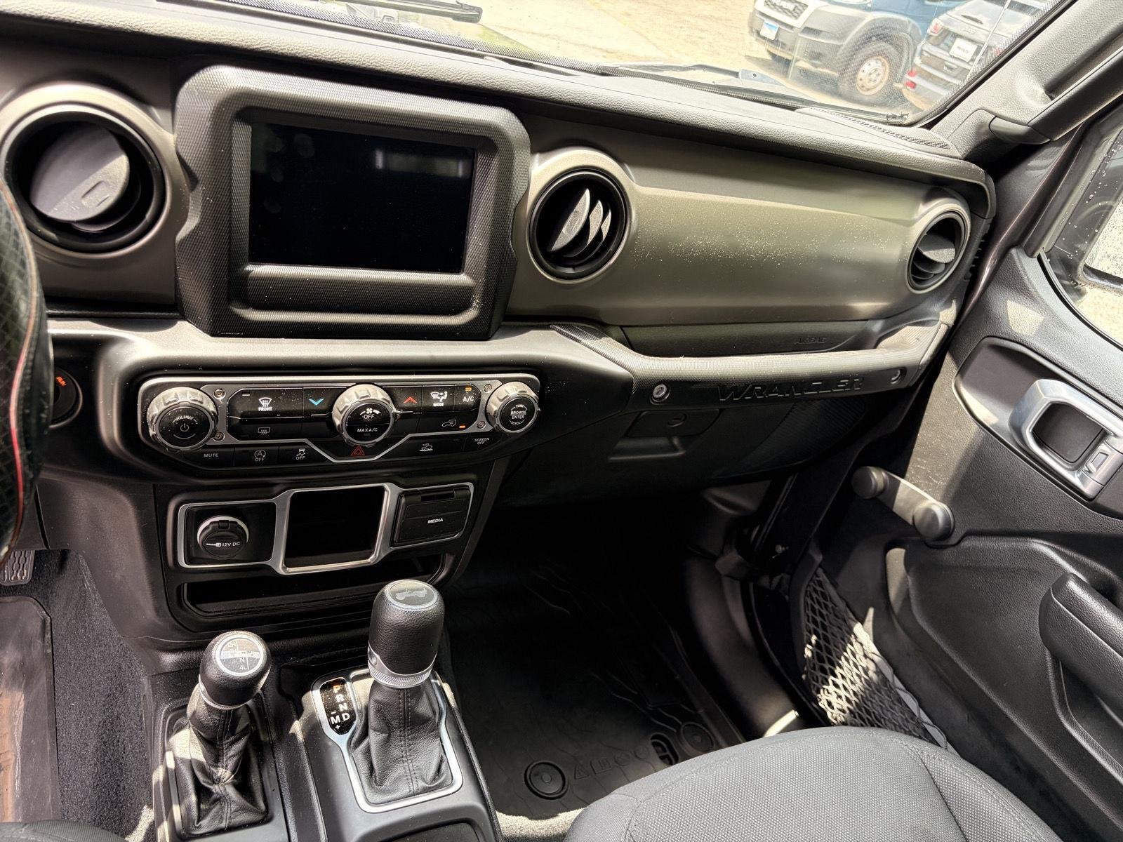 Used 2022 Granite Crystal Metallic Clearcoat Jeep Unlimited Sport image 12