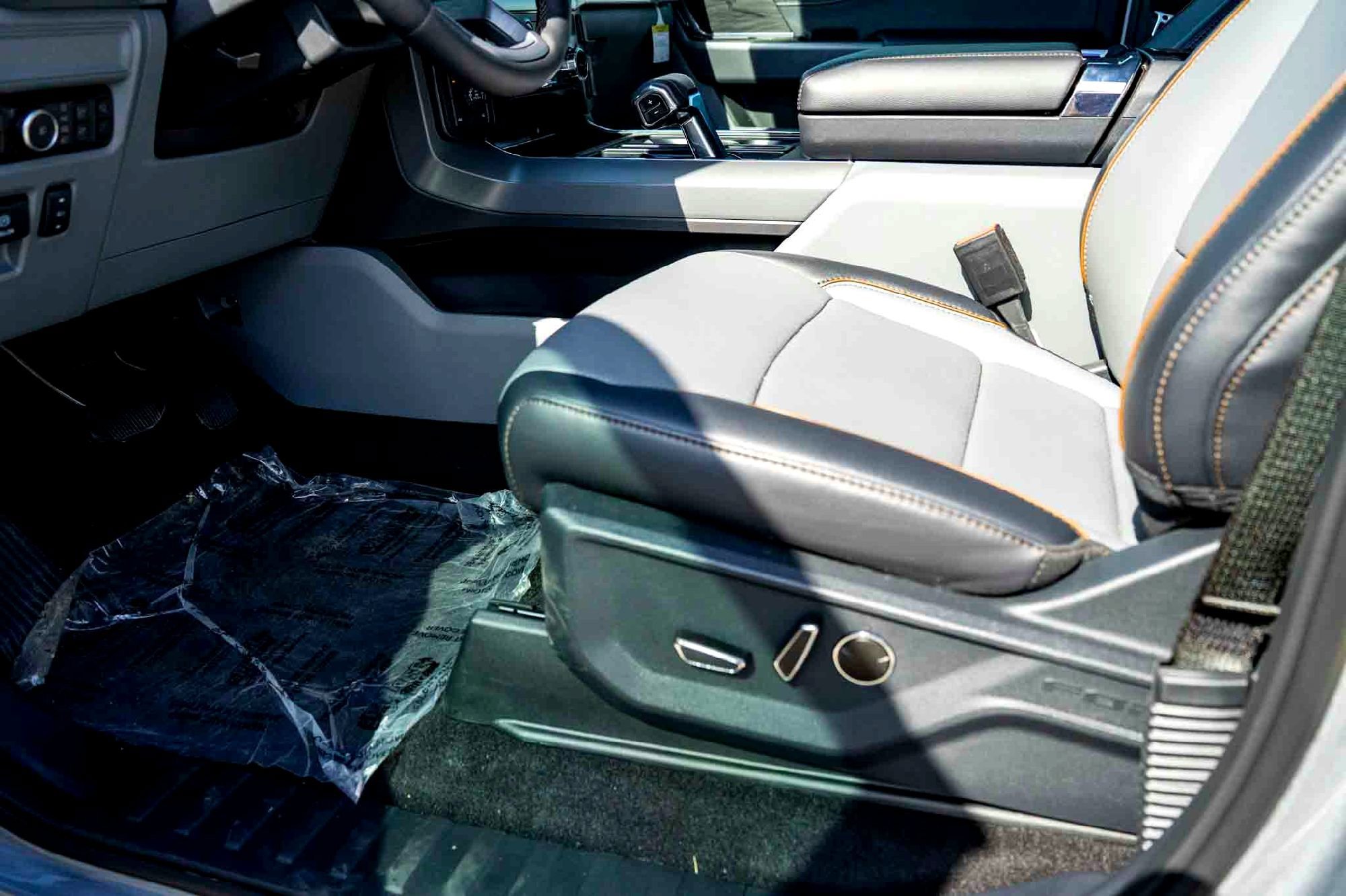 New 2025 Iconic Silver Metallic Ford LARIAT image 11