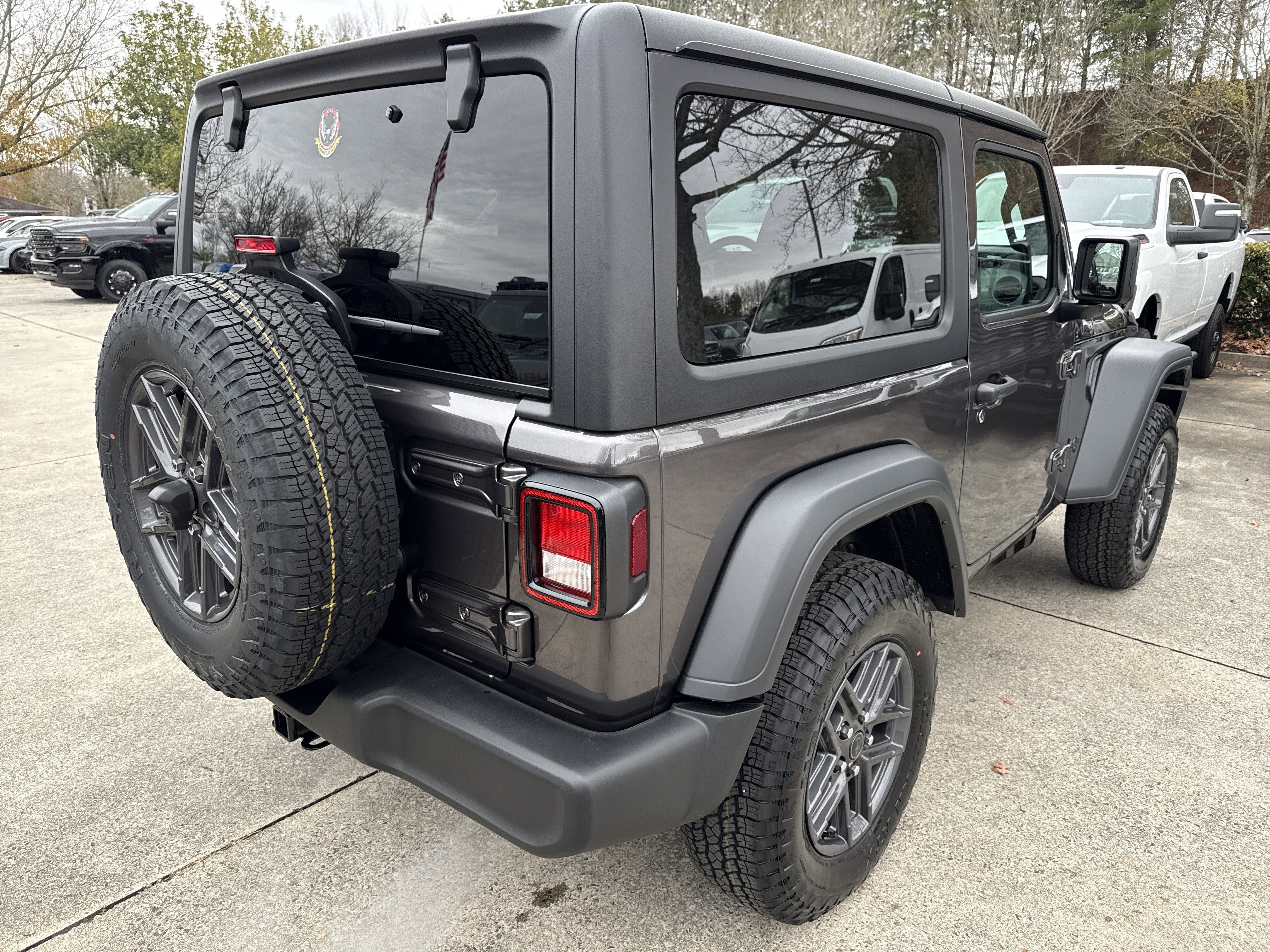 New 2026 Granite Crystal Metallic Clearcoat Jeep Sport S image 7