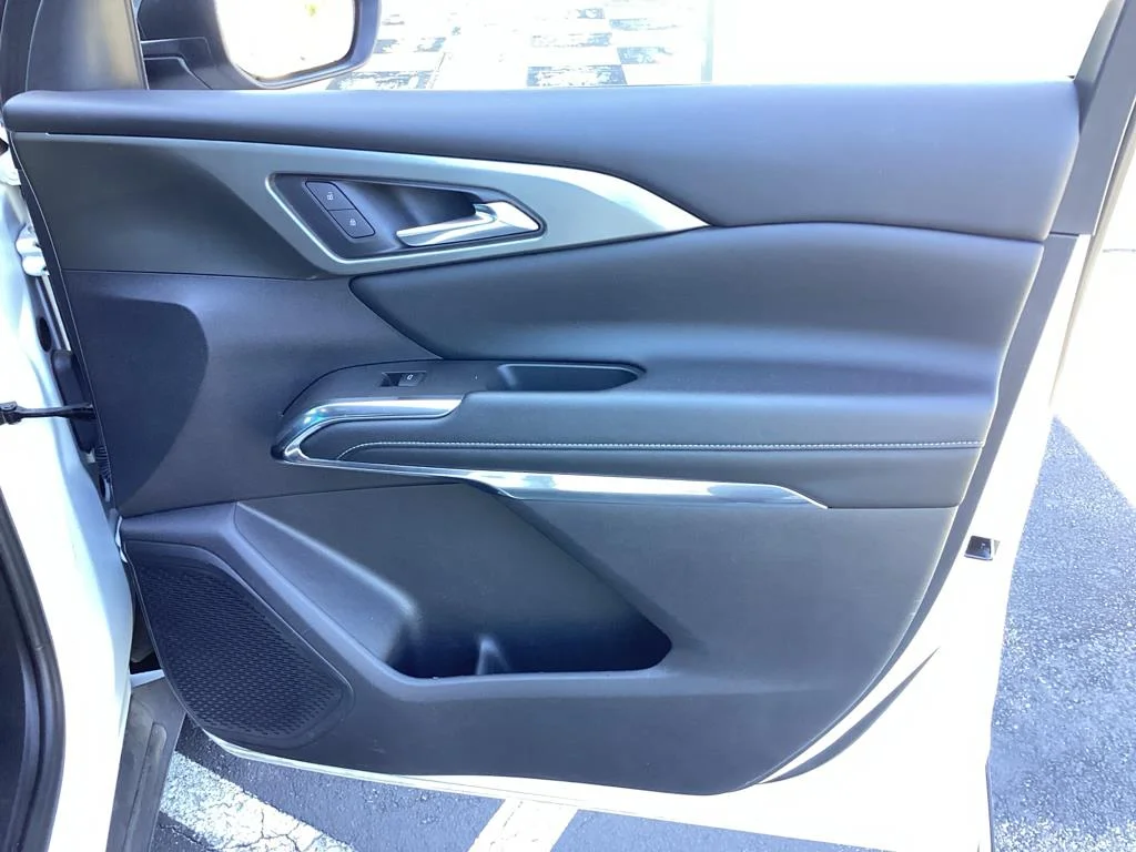 Used 2024 Summit White Chevrolet LT image 25