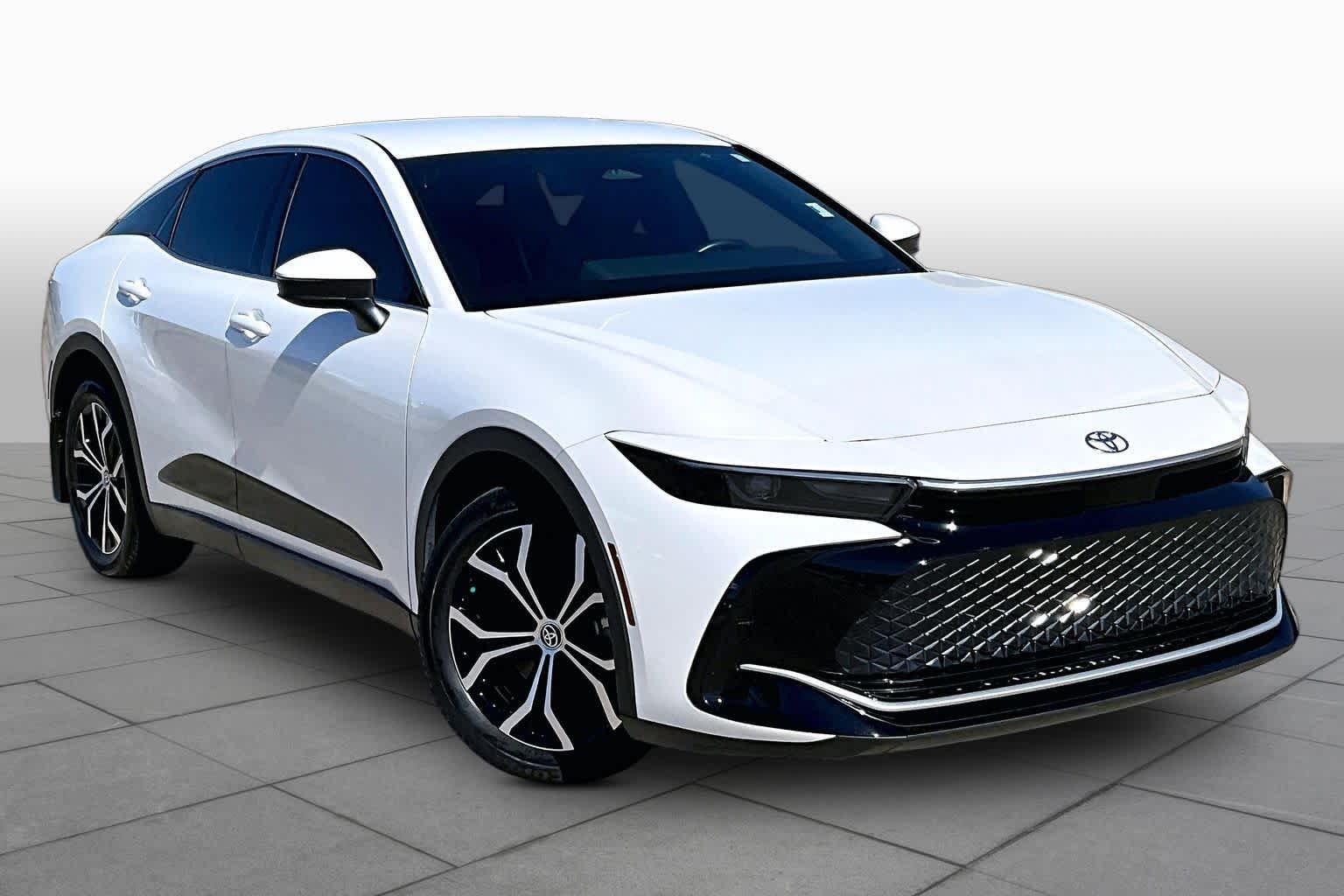 Used 2024 Oxygen White Toyota XLE image 3