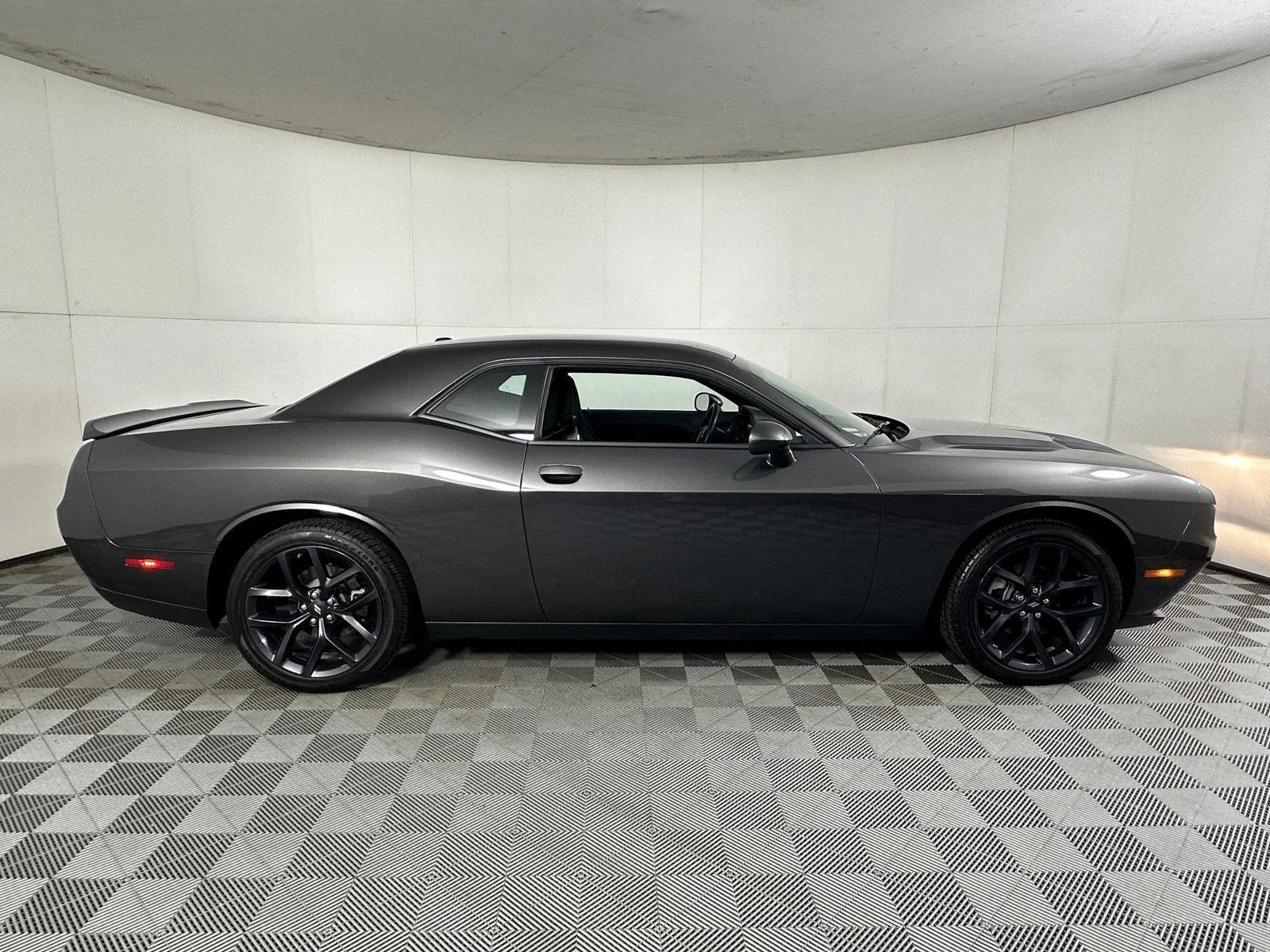 Used 2023 Granite Pearlcoat Dodge SXT image 11