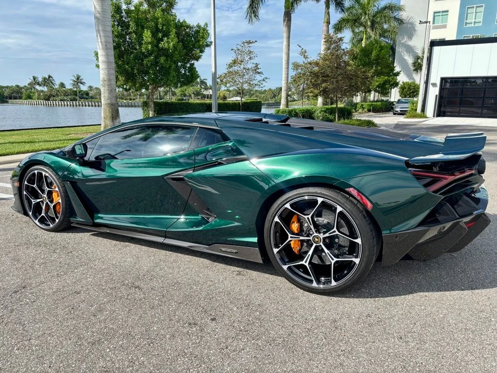 Used 2025 Verde Hydra Metallic Lamborghini  image 11