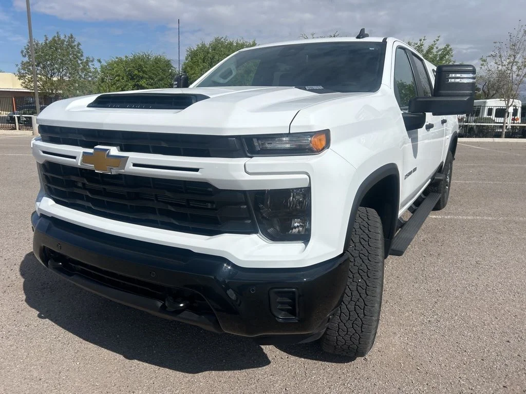 Used 2025 White Chevrolet Custom image 3