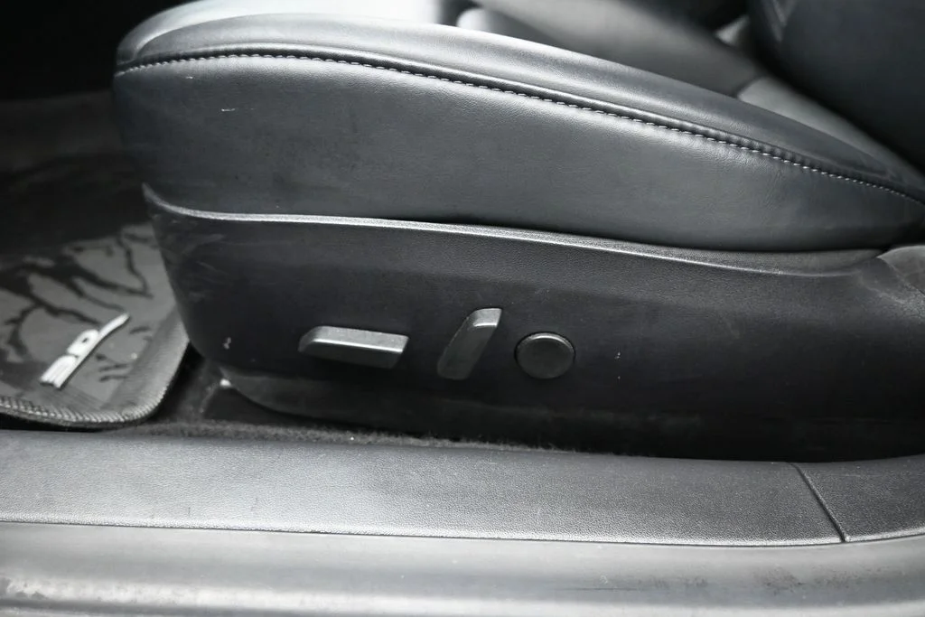 Used 2019 White Tesla Standard Range Plus image 9
