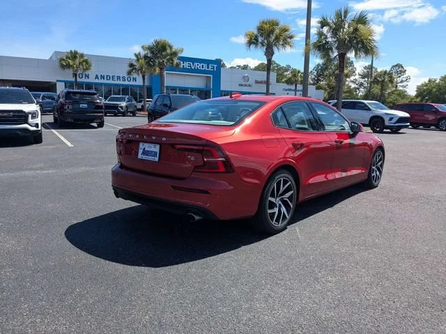 Used 2019  Volvo Momentum image 3
