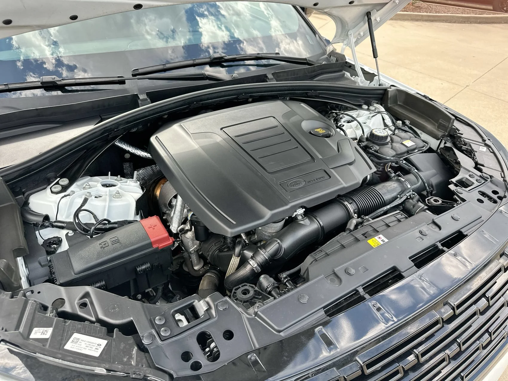 Used 2025 Silver Land Rover Dynamic SE image 26