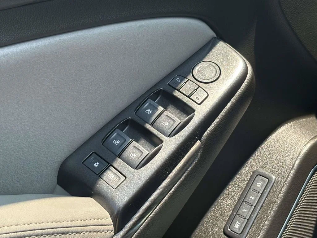 Used 2018 Silver Chevrolet LT image 19