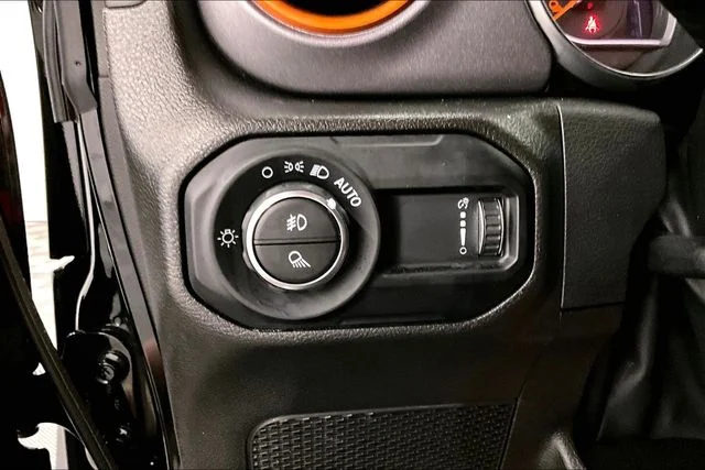 Used 2023 Black Clearcoat Jeep Mojave image 40