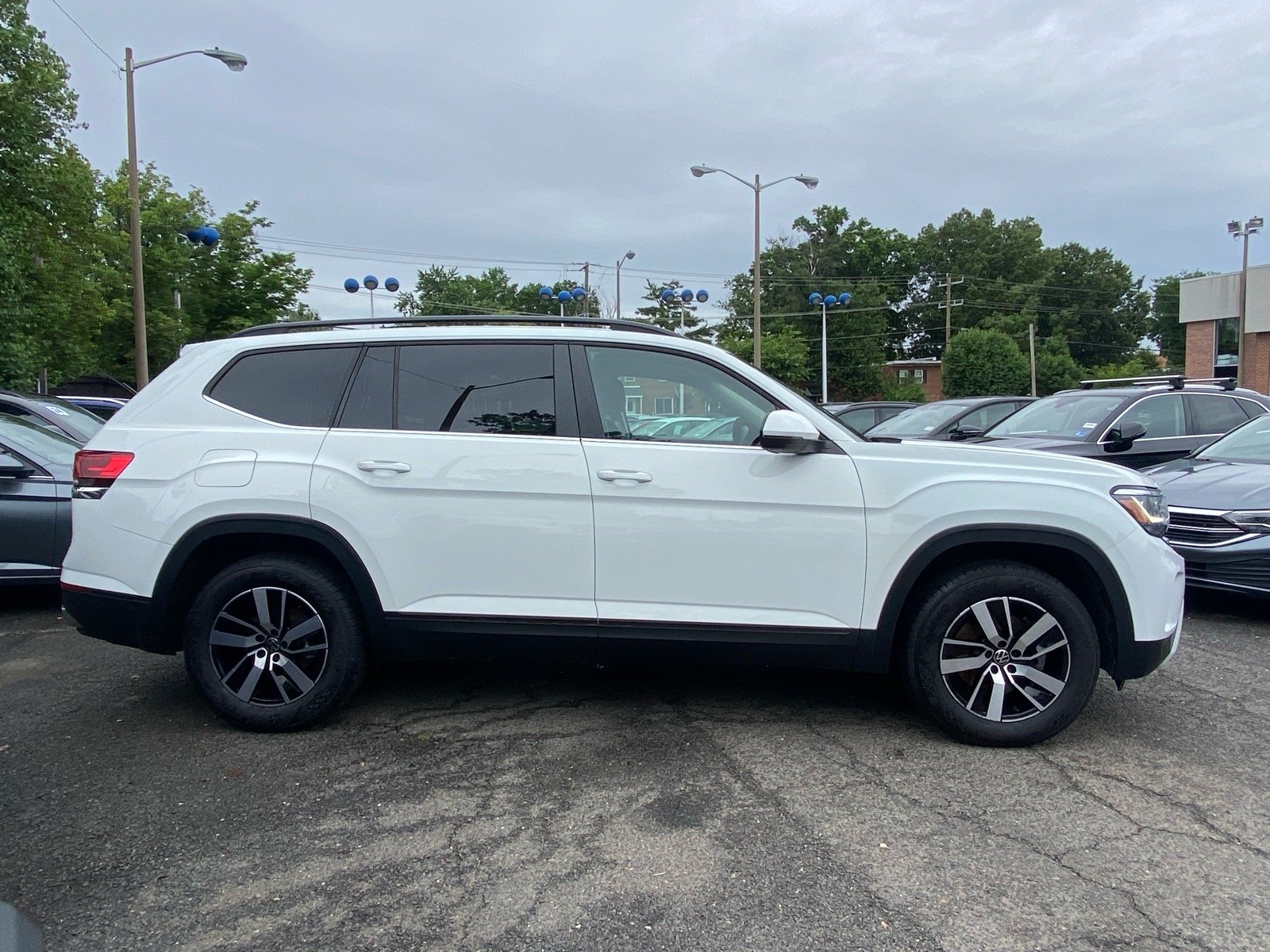Certified Used 2022 White Volkswagen 2.0T SE image 2