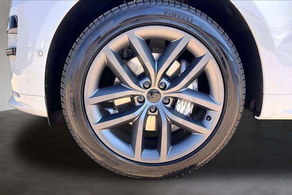 New 2026 White Land Rover Dynamic SE image 12