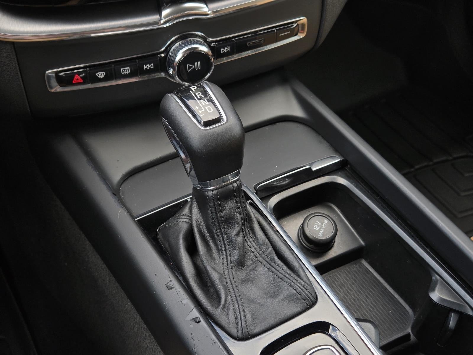 Used 2020 Ice White Volvo Momentum image 22