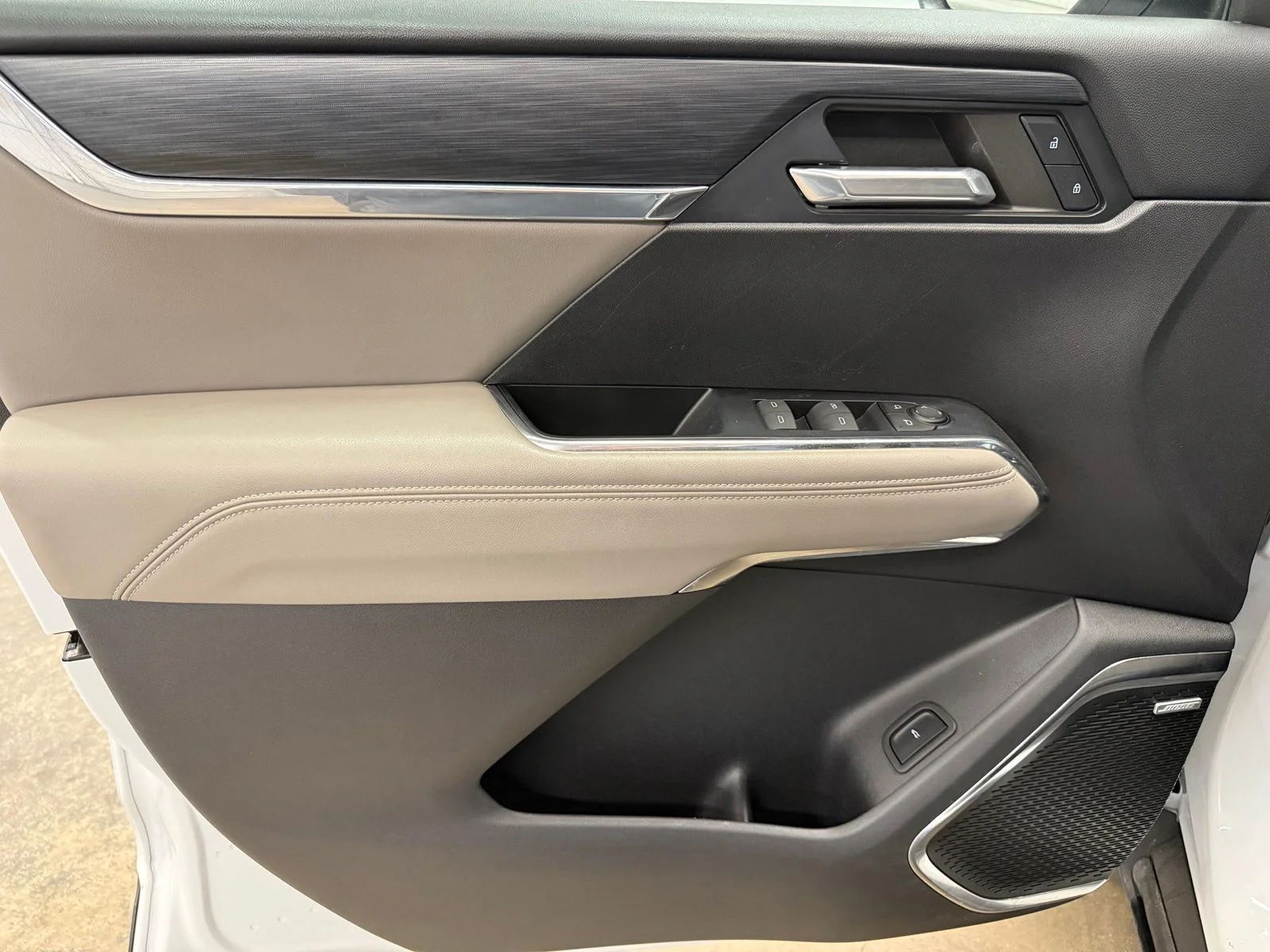 Used 2025 White GMC Elevation image 20